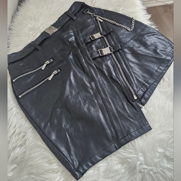 Maniere De Voir Black Leather Mini Skirt with Buckle and Chain - Picture 10 of 17